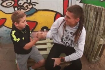 Wstań i bądź sobą! – zachęca Scooon w rytmie reggae, a GG wspiera go w tym